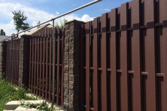 Забор из евроштакетника с кирпичными столбами 25 метров фото в Лыткарино