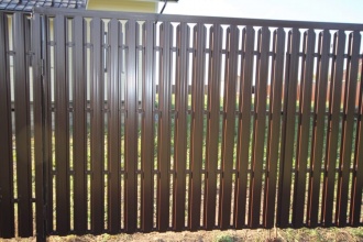 Забор из евроштакетника с бетонированием столбов 90 метров фото цена за метр