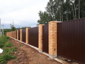 Кирпичный забор на ленточном фундаменте 12 метров фото в Лыткарино