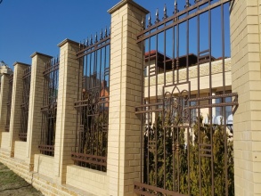 Кирпичный забор с ковкой  10 метров фото в Лыткарино