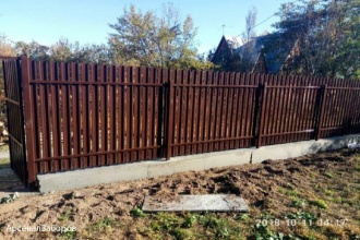 Забор из евроштакетника на ленточном фундаменте 25 метров фото под ключ с установкой