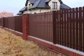 Забор из евроштакетника с кирпичными столбами 8 соток фото в Лыткарино